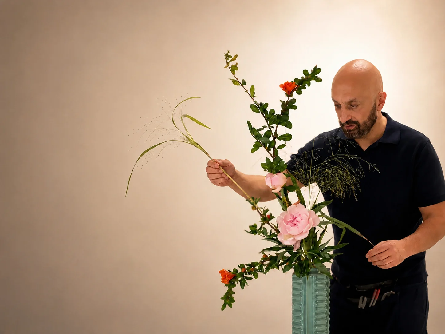 Marco Di Marco compone un ramo di ikebana