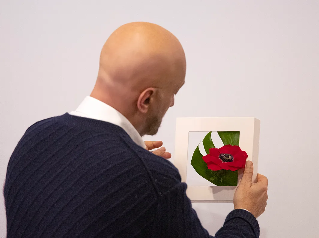 Marco Di Marco con una composizione myhanaframe